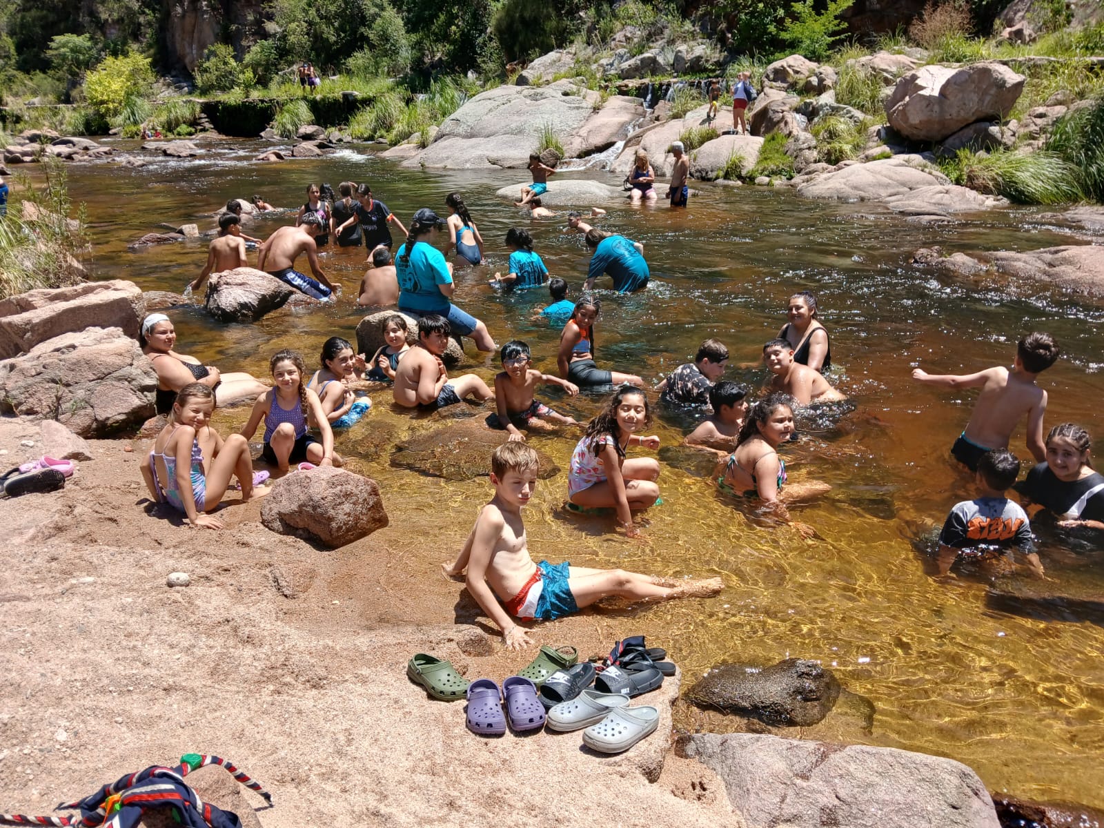 Niños disfrutando de un rio