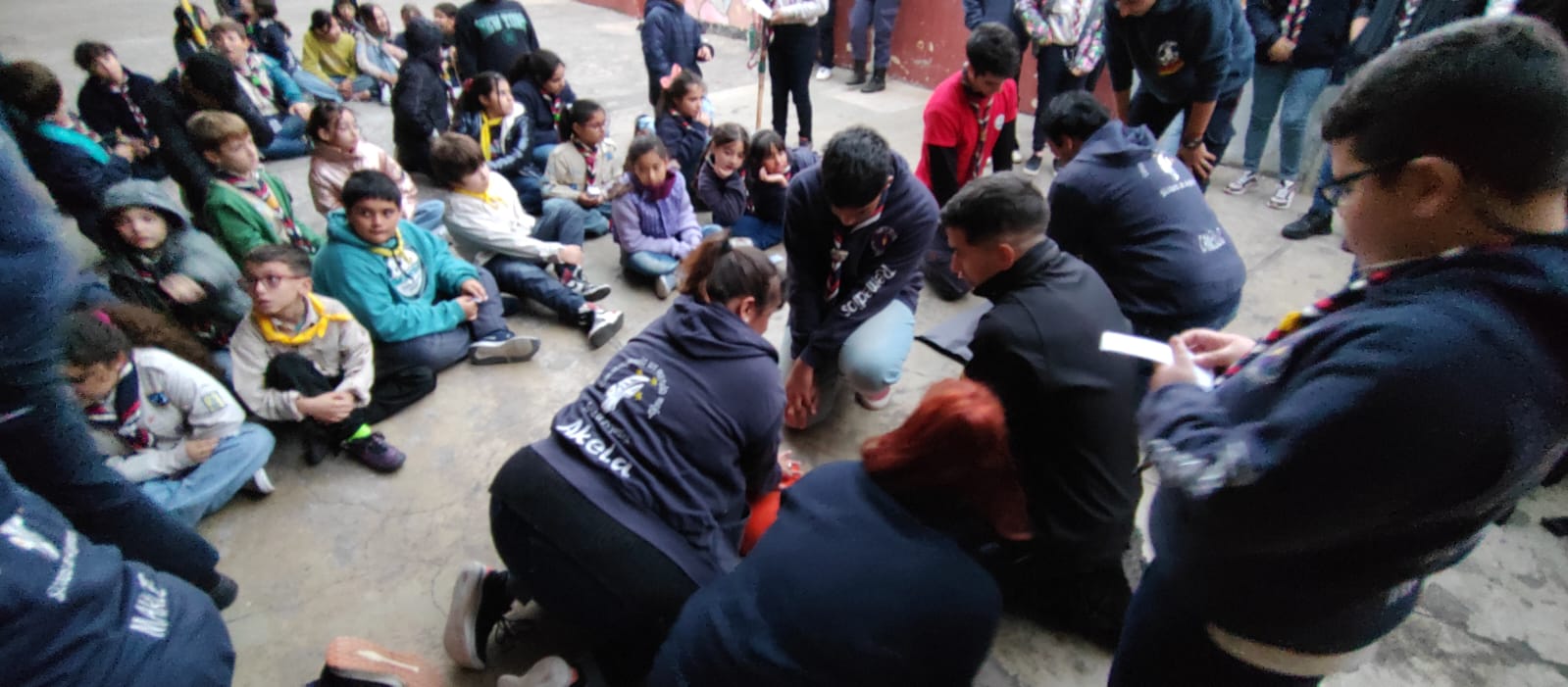 Grupo de jóvenes aprendiendo a realizar RCP.